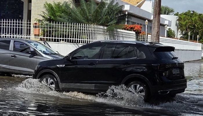 Galerias de águas pluviais entupidas ocasionam alagamentos em Boa Viagem - AUGUSTO CÉSAR / VOZ ...