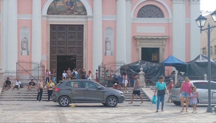 Fluxo de veículos destrói calçada da Basílica Nossa Senhora da Penha - GENIVAL PAPARAZZI / VO...