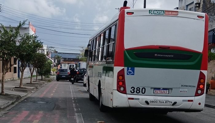 Motoristas desrespeitam ciclofaixa e provocam desordem em via escolar - DANIEL JÚLIO / VOZ DO LE...