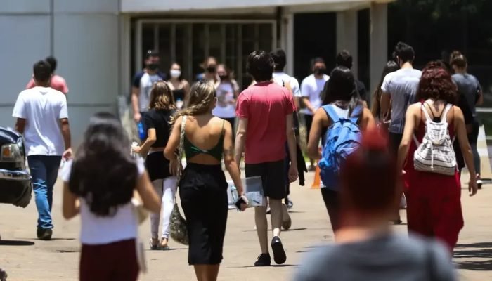 O Fies tem como objetivo conceder financiamento a estudantes de cursos de graduação em institui...