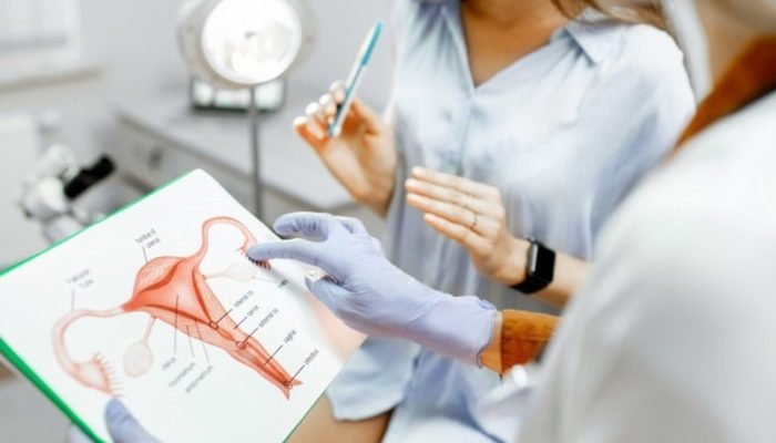 A dor intensa na região da pelve é o principal sintoma da endometriose - Reprodução/Envato El...