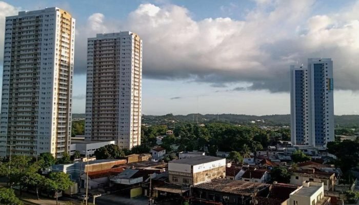 A previsão para a Região Metropolitana do Recife (RMR) é de tempo parcialmente nublado - VANES...