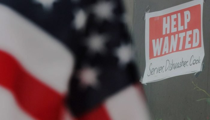 Anúncio de vaga de emprego em Medford, nos EUA (Foto: Brian Snyder/Reuters)