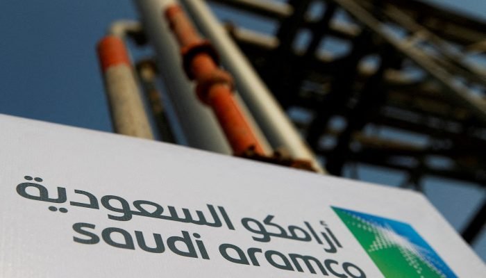 Logotipo da Saudi Aramco é mostrado nas instalações de petróleo em Abqaiq, Arábia Saudita, e...