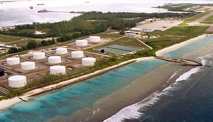 Foto de arquivo de tanques de combustível na beira de uma pista de pouso militar em Diego Garcia...