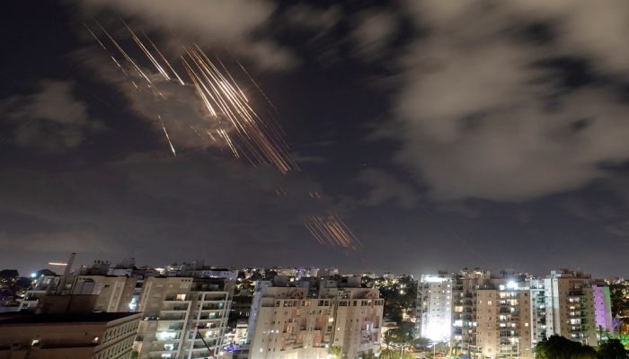 O sistema antimísseis Domo de Ferro de Israel intercepta foguetes, visto de Ashkelon, Israel, em...