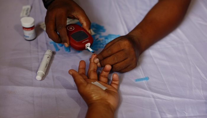 Uma pessoa recebe um teste gratuito de glicose no sangue durante uma campanha para marcar o Dia M...