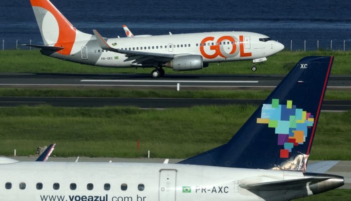 Aviões das companhias aéreas Gol e Azul são fotografados no Aeroporto Santos Dumont, no Rio de...