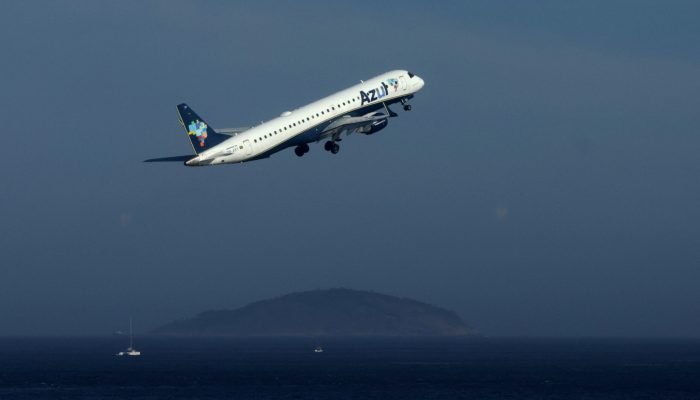 Avião da Azul decola do aeroporto Santos Dumont, no Rio de Janeiro 17/01/2025 REUTERS/Ricardo Mo...