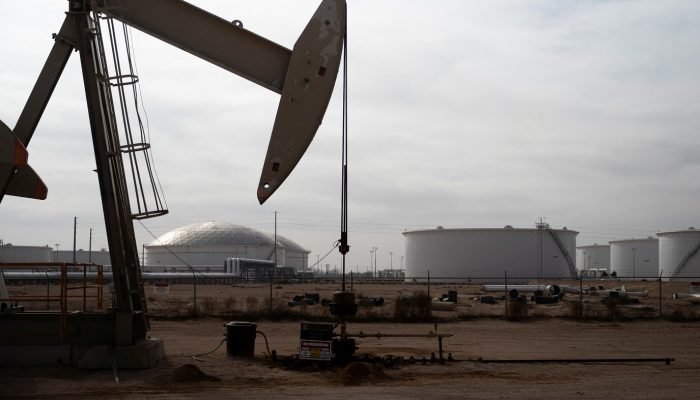 Bomba de petróleo opera em campo na Bacia do Permiano, perto de Midland, Texas, EUA 18/02/2025 R...
