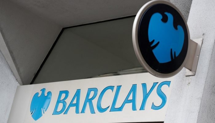 Um letreiro do Barclays é visto do lado de fora de uma agência do banco em Londres, Reino Unido...