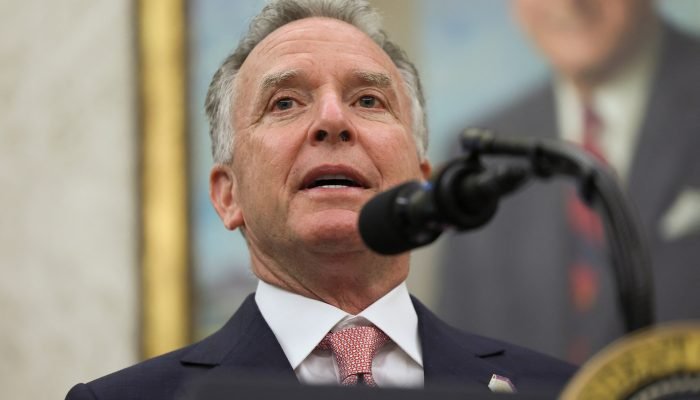 O enviado especial dos EUA, Steve Witkoff, discursa durante a cerimônia de posse de Jeanine Pirr...