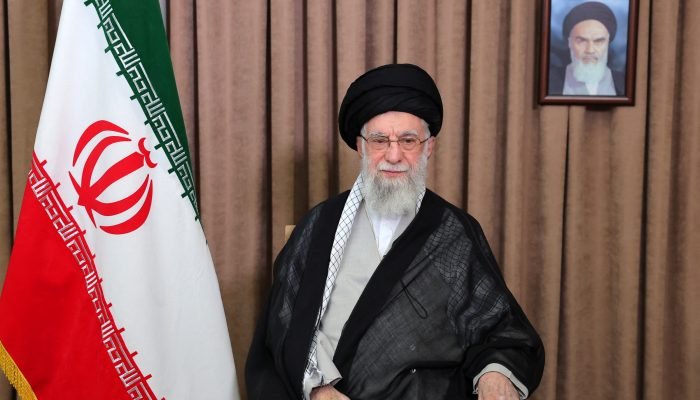 O líder supremo do Irã, aiatolá Ali Khamenei, observa, em uma mensagem televisionada após os ...