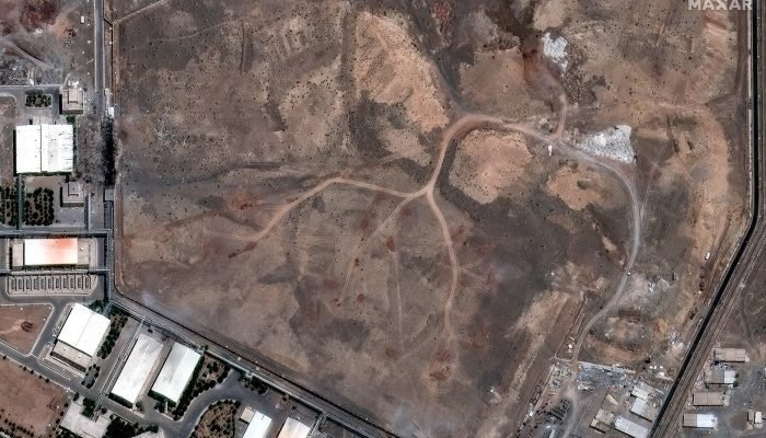 Uma imagem de satélite mostra novas marcas de veículos e pilhas de terra sobre a instalação s...