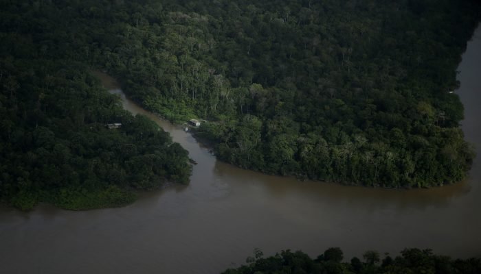 Casa na beira de rios perto da Foz do Amazonas, no Amapá 31/03/2017 REUTERS/Ricardo Moraes