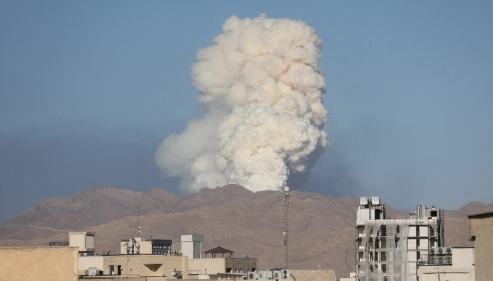 Fumaça sobe após um ataque israelense em Teerã, Irã, 18 de junho de 2025. Majid Asgaripour/WA...