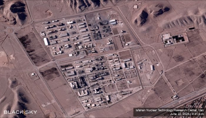 Imagem de satélite mostra prédios destruídos no Centro de Tecnologia Nuclear de Isfahan, após...