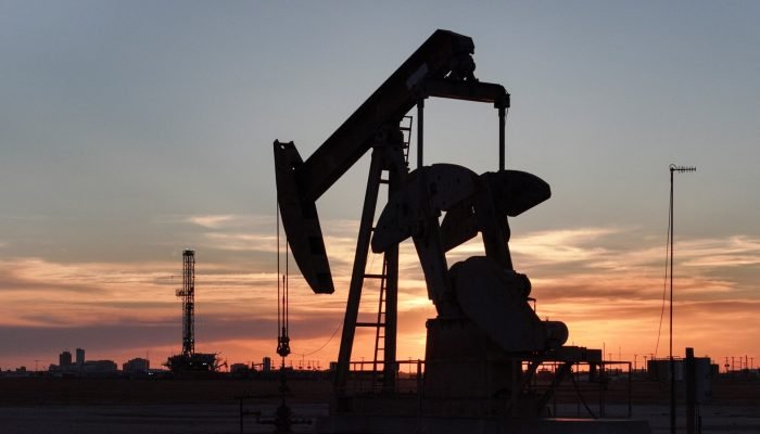 Bomba de petróleo e torre de perfuração ao sul de Midland, Texas, EUA - 11/06/2025 (Foto: REUT...