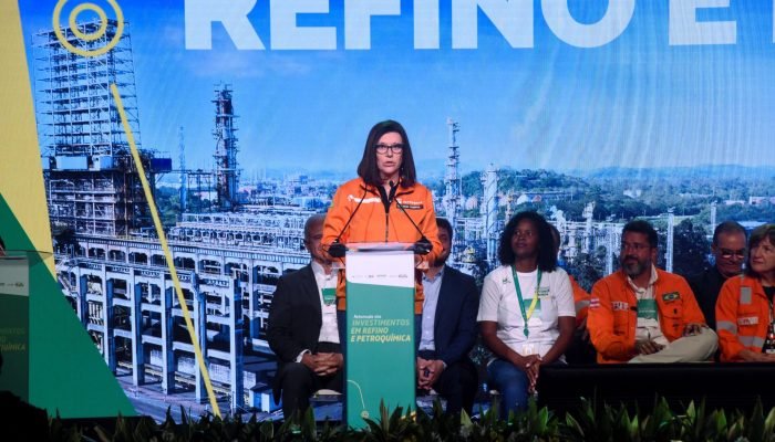Presidente da estatal brasileira Petrobras, Magda Chambriard, fala durante um evento na Refinaria...