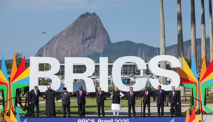 Líderes dos países do Brics posam para foto durante reunião de cúpula no Rio de Janeiro - 06/...