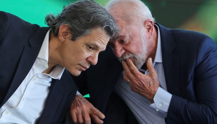 Haddad e Lula conversam durante evento no Palácio do Planalto 01/07/2025 REUTERS/Adriano Machado