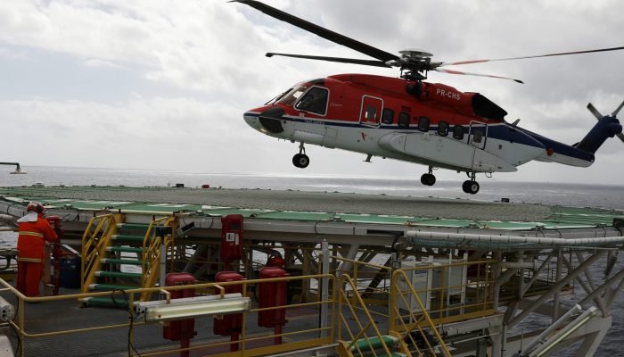Helicóptero em plataforma da Petrobras na Bacia de Santos 5/09/2018 REUTERS/Pilar Olivares