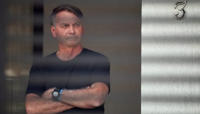 O ex-presidente do Brasil, Jair Bolsonaro, está em sua casa sob prisão domiciliar, ordenada pel...