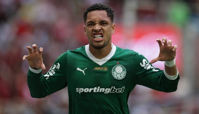 Vitor Roque, do Palmeiras, comemora gol contra o Flamengo pelo Brasileirão, no Maracanã - 19/10...