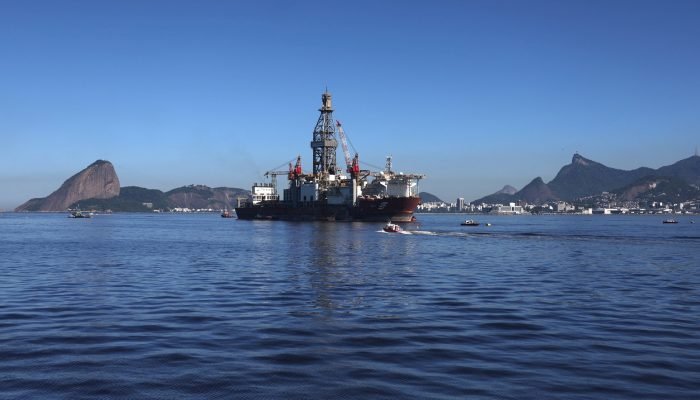 Navio-sonda a serviço da Petrobras usado na perfuração na Bacia da Foz do Rio Amazonas é vist...