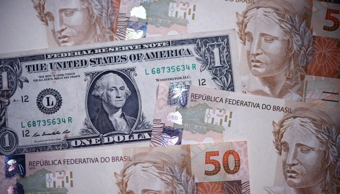 Notas de real e dólar em imagem de ilustração 18 de dezembro de 2024 REUTERS/Amanda Perobelli