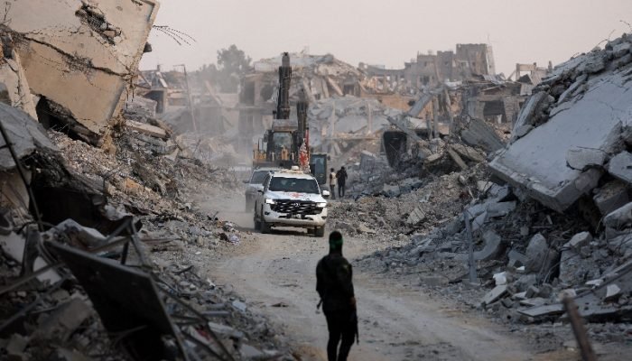 Veículos da Cruz Vermelha circulam pela Cidade de Gaza após o Hamas anunciar a localização do...