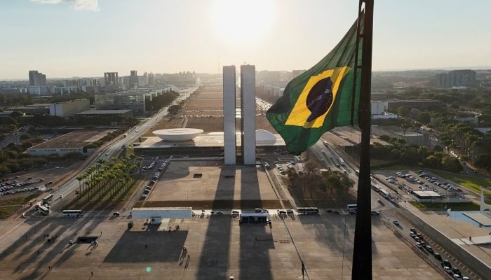Bandeira do Brasil à frente do prédio do Congresso Nacional, em Brasília 01/08/2025 REUTERS/Ad...