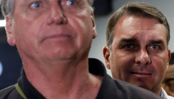 Senador Flávio Bolsonaro observa Jair Bolsonaro chegar ao Aeroporto Internacional de Brasília 2...