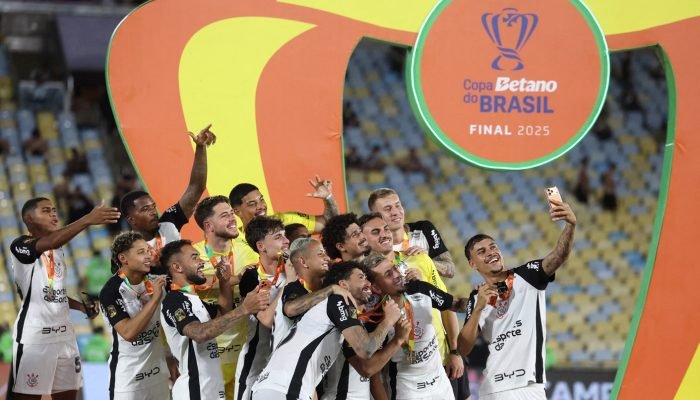 Jogadores do Corinthians comemoram após vencer a Copa do Brasil (Foto: REUTERS/Pilar Olivares)