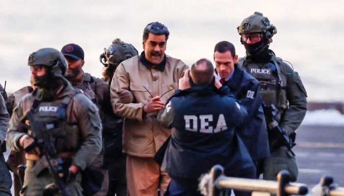 O presidente venezuelano capturado, Nicolás Maduro, chega ao heliporto do centro de Manhattan, e...