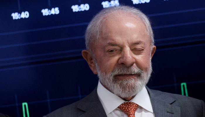 O presidente do Brasil, Luiz Inácio Lula da Silva, reage antes de uma cerimônia de lançamento ...
