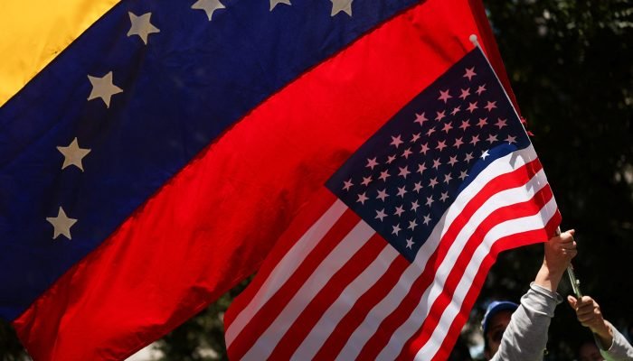 Pessoas comemoram em Santiago após ataque dos EUA à Venezuela em que presidente Nicolás Maduro...