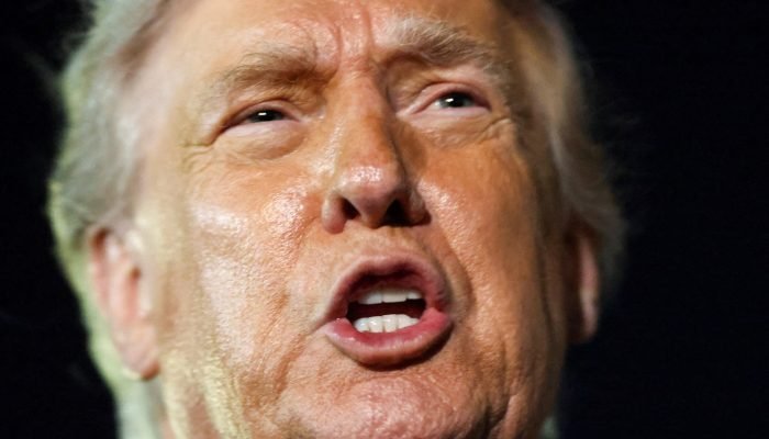 O presidente dos Estados Unidos, Donald Trump, fala com membros da imprensa antes de embarcar no ...