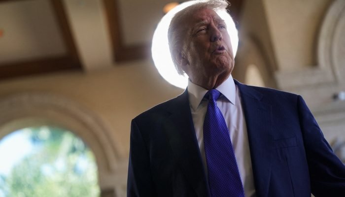 O presidente dos EUA, Donald Trump, chega para o casamento de Dan Scavino, chefe de gabinete adju...