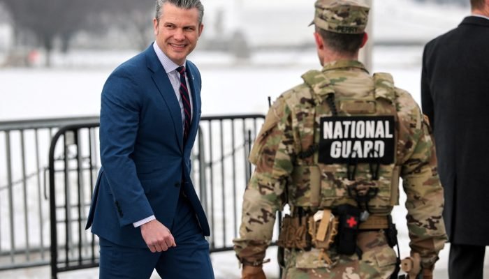 O secretário de Defesa dos EUA, Pete Hegseth, chega para conduzir o juramento de soldados da Gua...