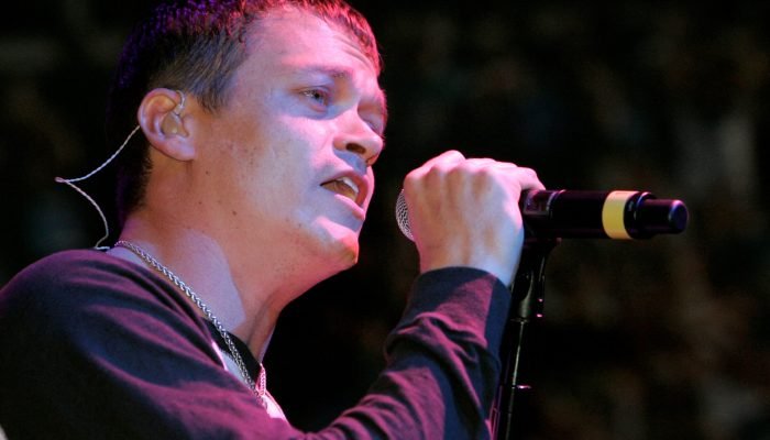 FOTO DE ARQUIVO: O vocalista Brad Arnold se apresenta com sua banda "3 Doors Down" durante a Feir...