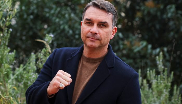 O senador brasileiro Flavio Bolsonaro, filho do ex-presidente do Brasil Jair Bolsonaro, posa para...