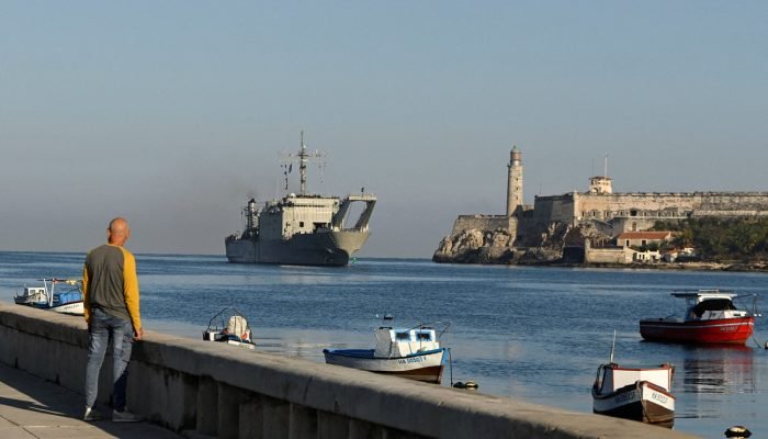 Um homem observa o navio Papaloapan, que navega sob bandeira mexicana e está carregado com ajuda...