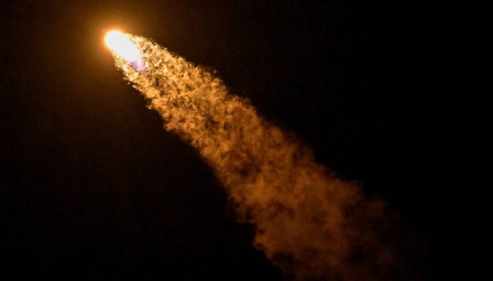 Um foguete Falcon 9 da SpaceX e a nave espacial Dragon decolam na missão Crew-12 da NASA para a ...