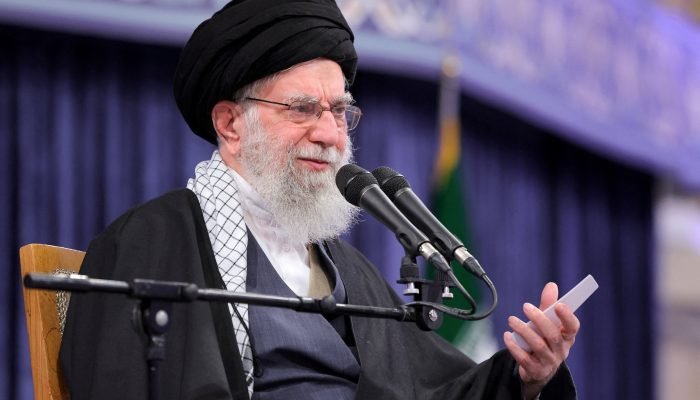 O líder supremo do Irã, aiatolá Ali Khamenei, fala durante uma reunião em Teerã, Irã, em 17...