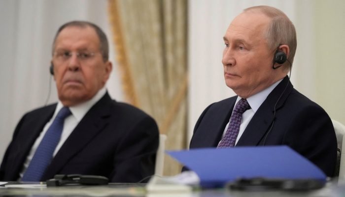 O ministro das relações exteriores da Rússia, Sergey Lavrov, falou por telefone com seu par ir...