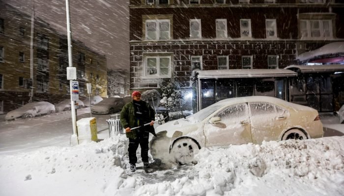 Homem remove neve de seu carro em Nova Jersey 23/02/2026 REUTERS/Eduardo Munoz