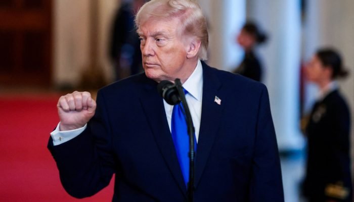 O presidente dos Estados Unidos, Donald Trump, gesticula durante um evento em homenagem às “Fa...