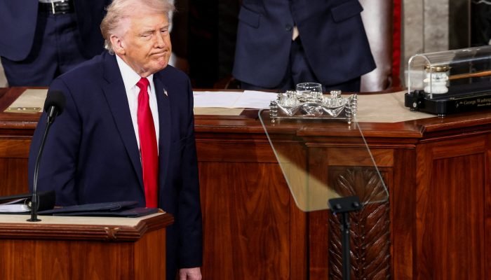 O presidente dos EUA, Donald Trump, reage ao final do discurso sobre o Estado da União na Câmar...