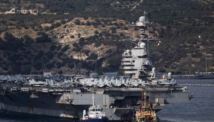 O porta-aviões USS Gerald R. Ford chega à baía de Souda, na ilha de Creta, Grécia, em 23 de f...